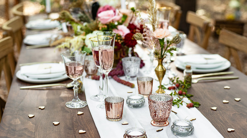 5 tyylikästä ideaa hääpöytien koristeluun
