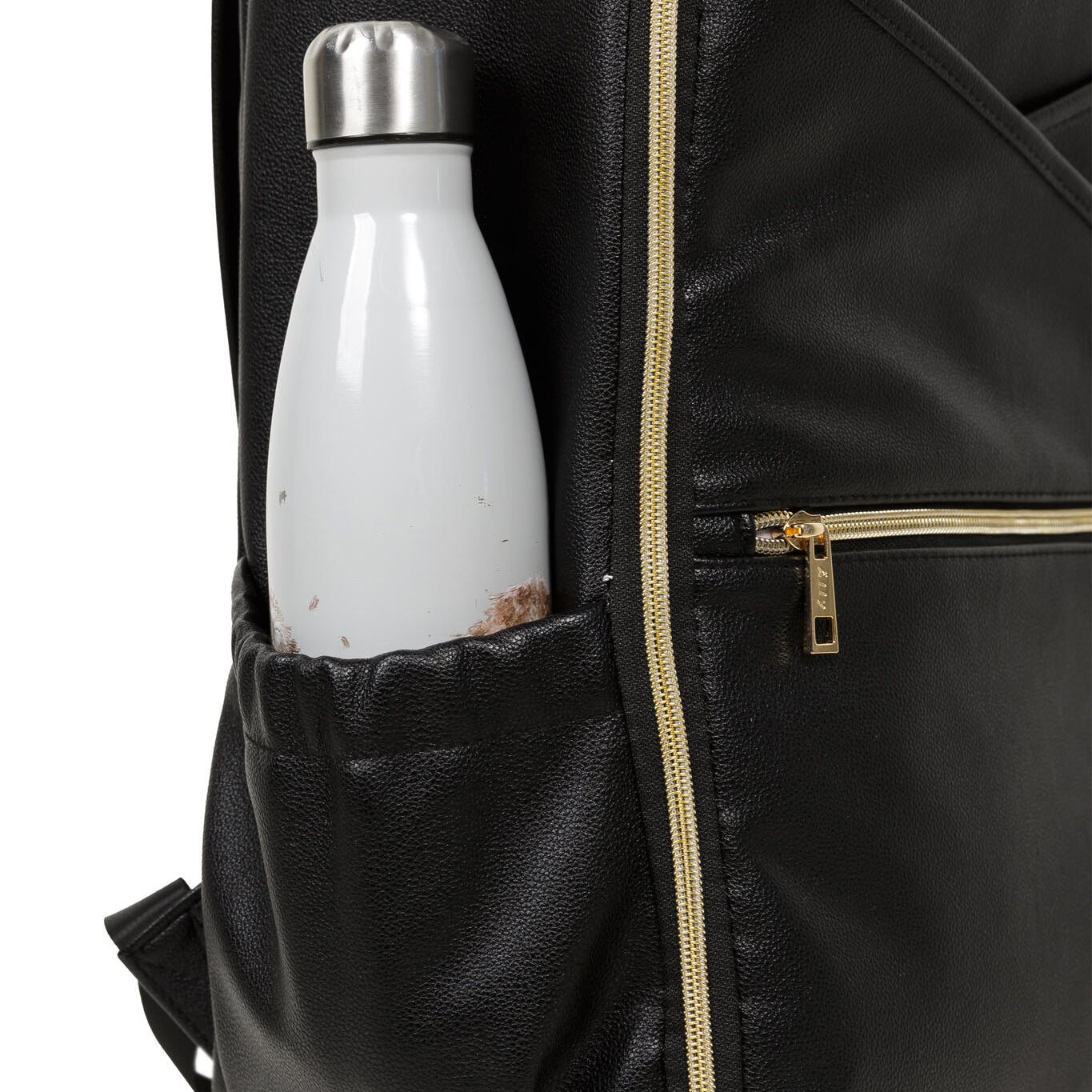 Juomapullo sivutaskussa tyylikkäässä hoitolaukussa