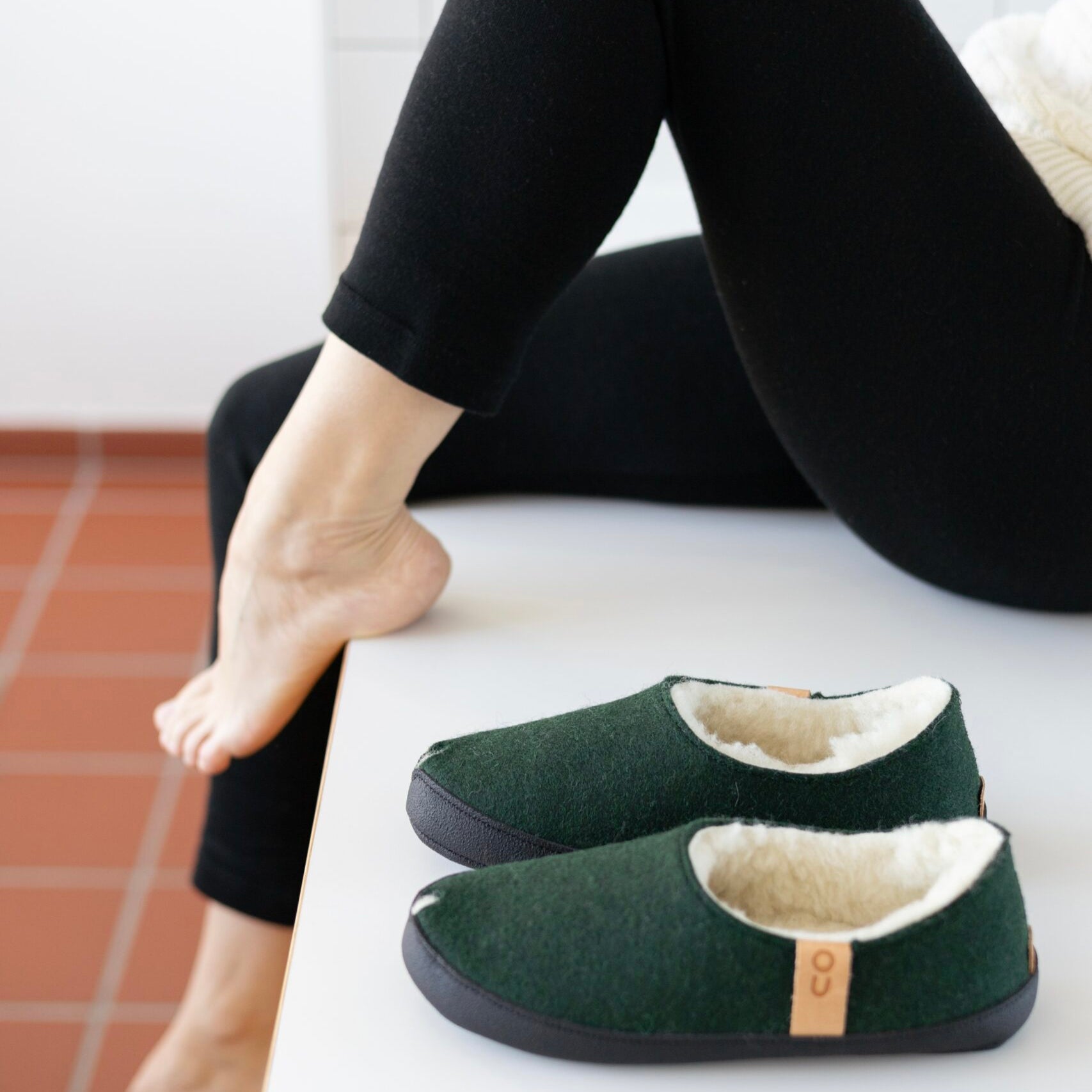 TOKU Budapest Slippers with Lambswool - Dark Green