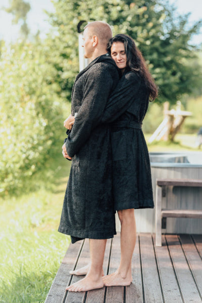 Hupullinen musta kylpytakki bambufoteesta, unisex-malli
