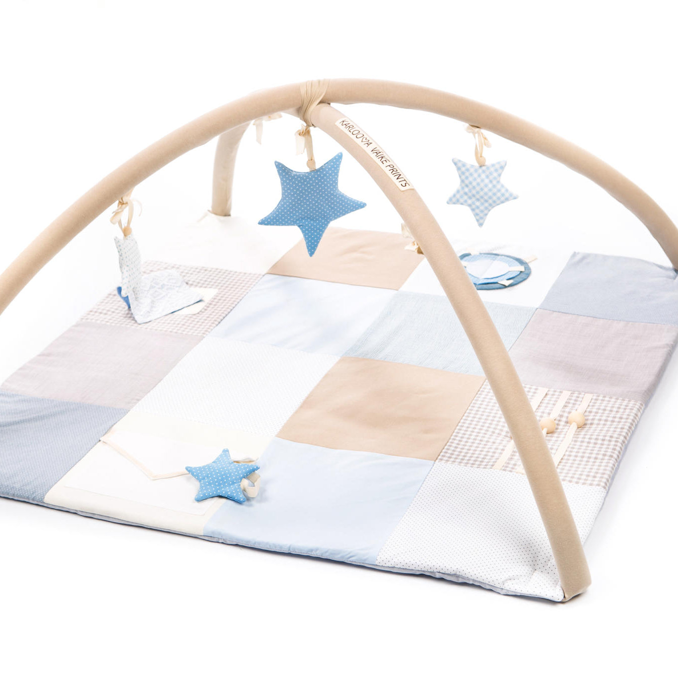 Karloova vaaleansininen vauvan aktivointimatto 100×100 cm irrotettavilla kaarilla ja tähtileluilla.