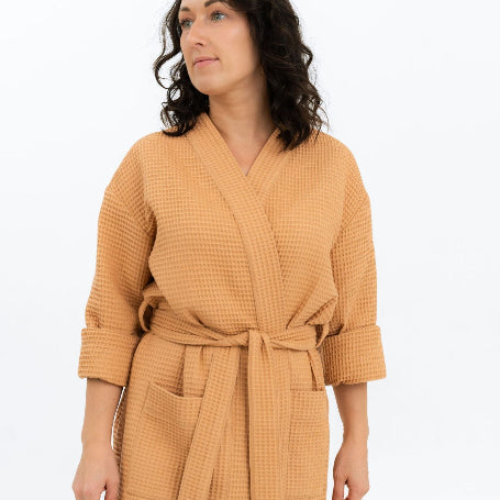 Vohvelikankainen naisten pitkä kylpytakki vyöllä, toffeen värinen