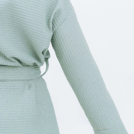 Vohvelikankainen naisten pitkä kylpytakki takaapäin kuvattua, salvianvihreä