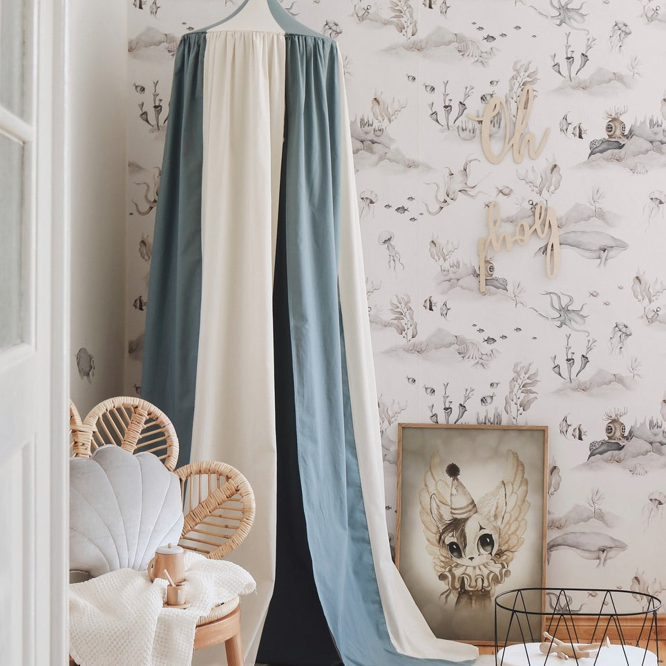 Sininen lasten vuodekatos, tyylikäs ja rauhoittava sisustuselementti lastenhuoneessa
