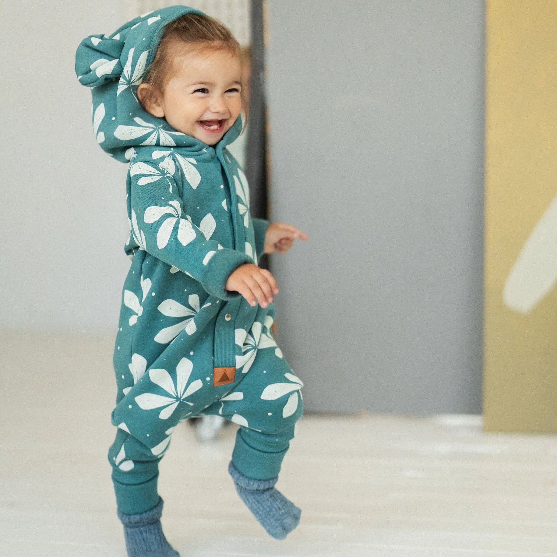 Lasten ja vauvojen jumpsuit nallen korvilla, turkoosinvihreällä värityksellä