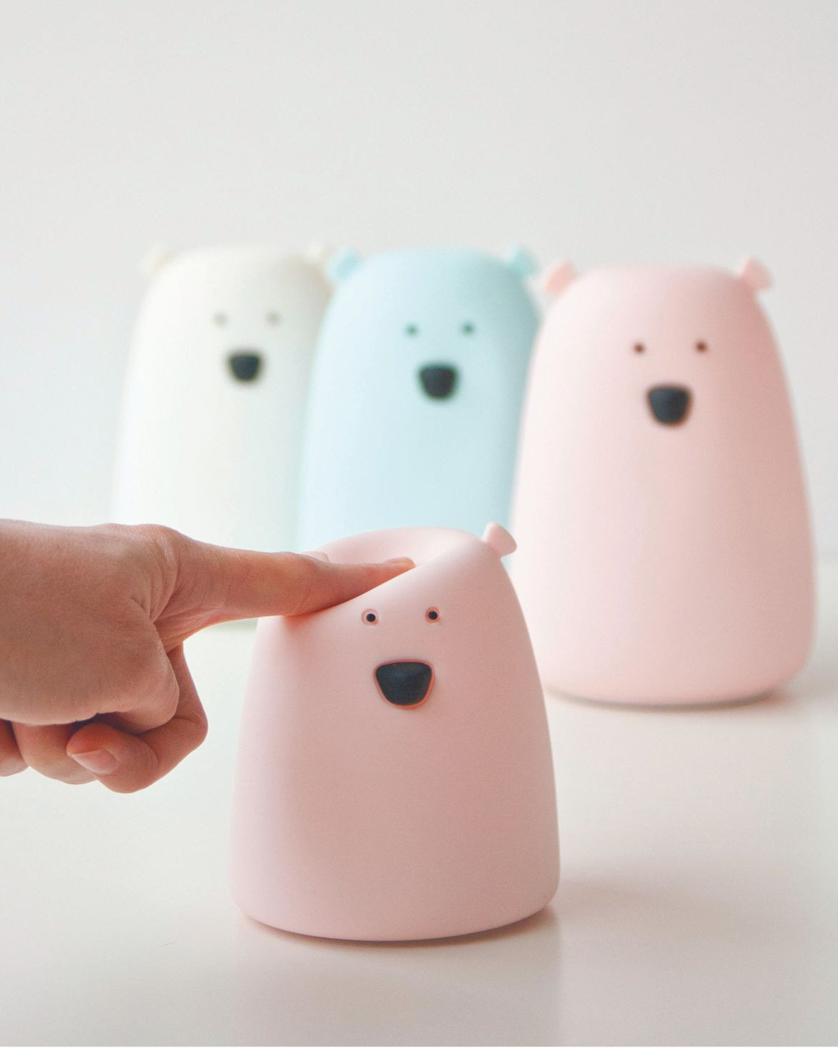 Vaaleanpunainen Little Bear lasten yövalo, joka menee päälle päältä painettaessa