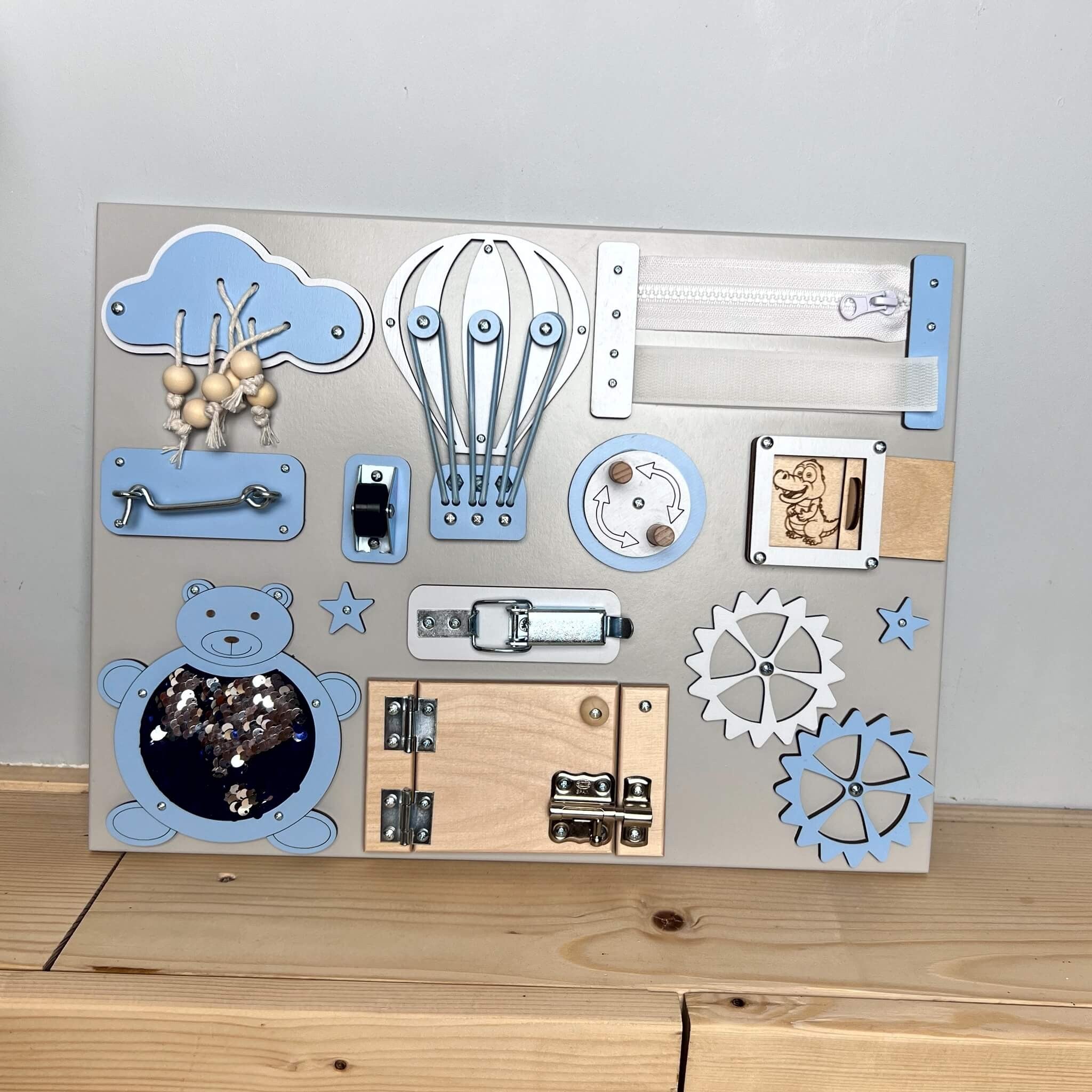 Montessori aktiviteettitaulu lapsille ovilla – 30 × 40 cm - Sinisävyinen