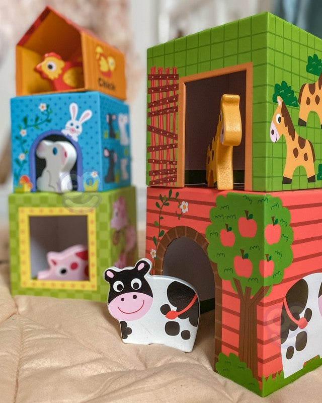 Värikkäät puiset maatilakuutiot ja eläinhahmot – lehmä, hevonen, kana ja pupu osana opettavaista eläinpalapelia 1–3-vuotiaille.