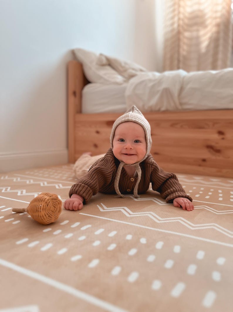 Vauva leikkii vaahtouovisella palapelimatolla