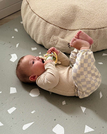 Vauva leikkii vaahtomuovisella palapelimatolla