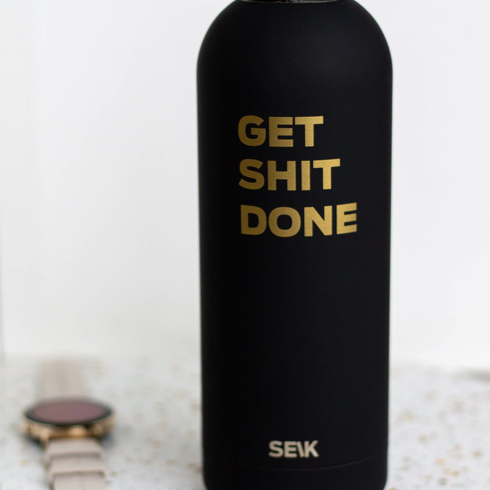 SEIK musta termospullo – Get Shit Done -tekstillä, 500 ml