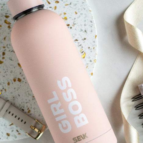SEIK Girl Boss termospullo – vaaleanpunainen 500 ml pullo, jossa inspiroiva teksti