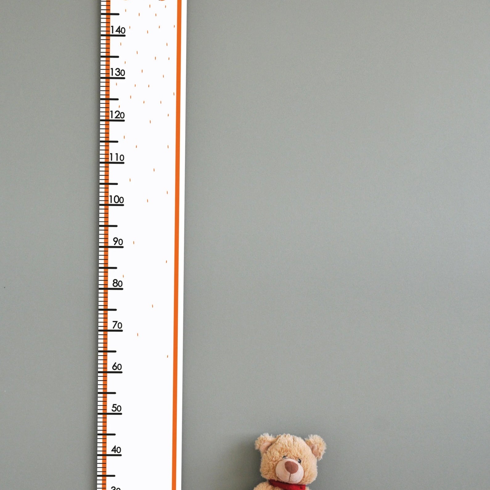 Lasten kasvumitta seinällä jossa suloinen kettu.