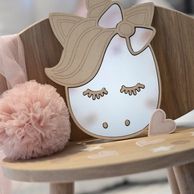 Lastenhuoneeseen sopiva yksisarvisen muotoinen peili puukehyksellä