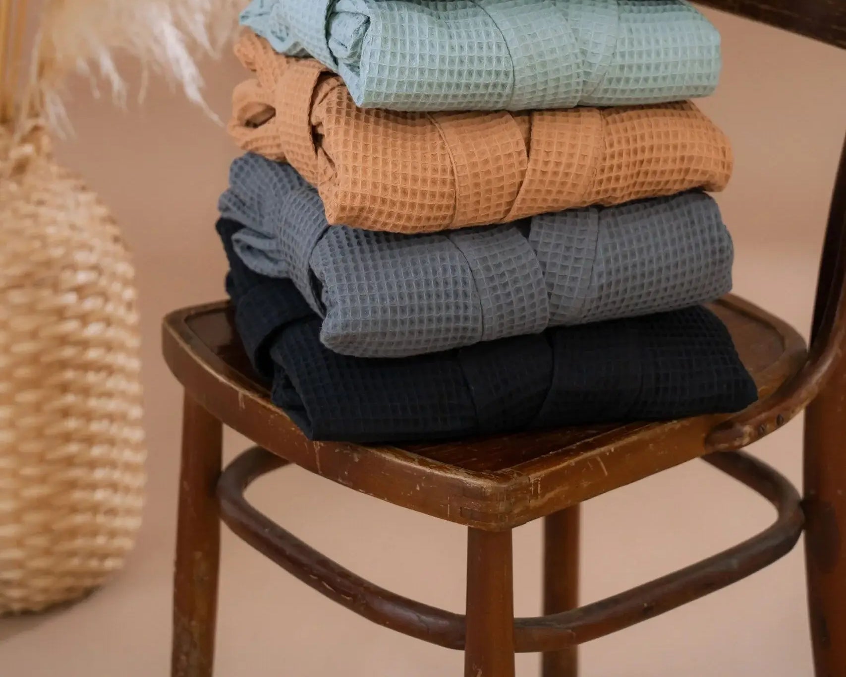 Miesten pitkä kylpytakki vohvelikankaasta. Väreinä petrooli, salvianvihreä, toffee, harmaa sekä musta.