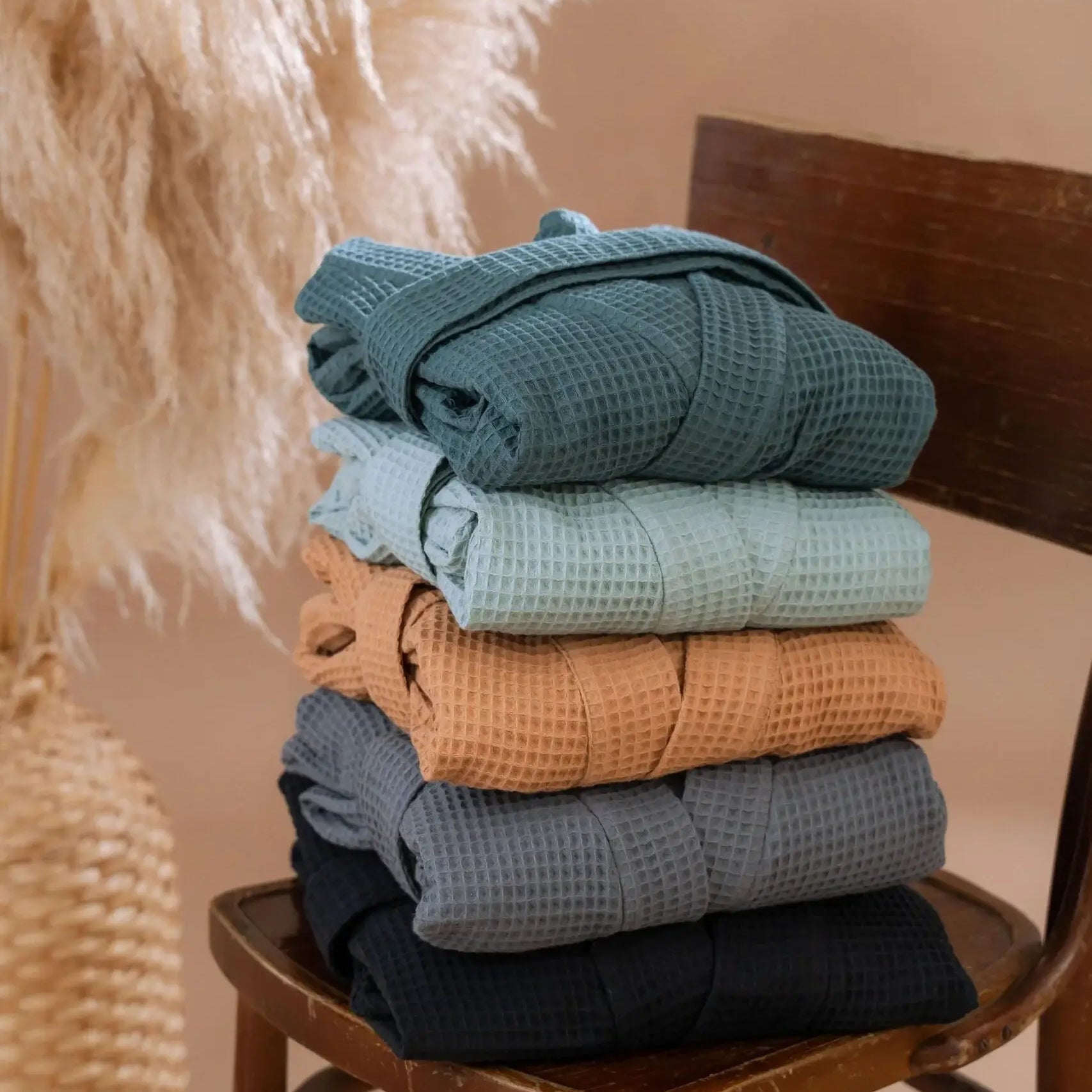 Miesten pitkä kylpytakki vohvelikankaasta. Väreinä petrooli, salvianvihreä, toffee, harmaa sekä musta.