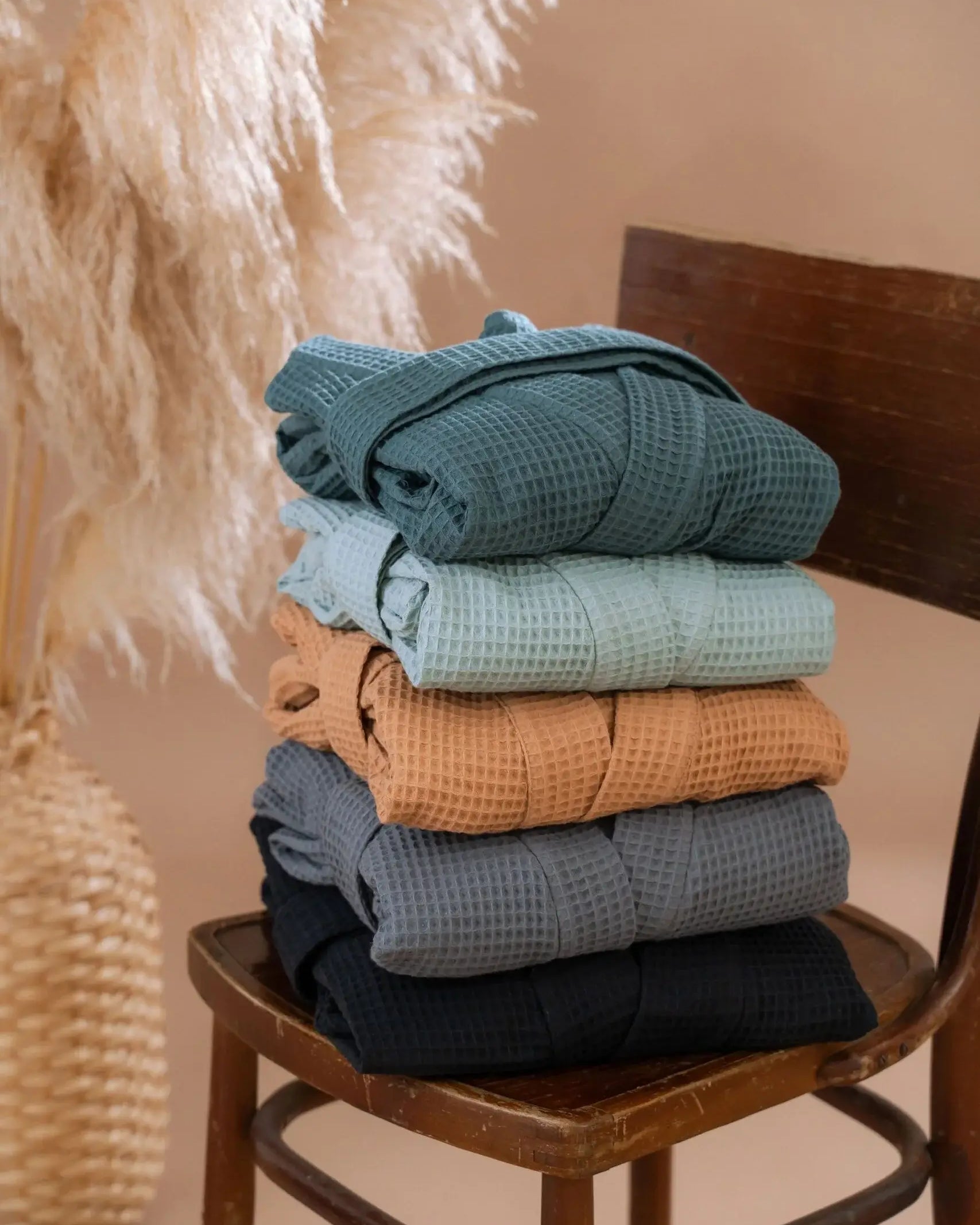 Miesten pitkä kylpytakki vohvelikankaasta. Väreinä petrooli, salvianvihreä, toffee, harmaa sekä musta.