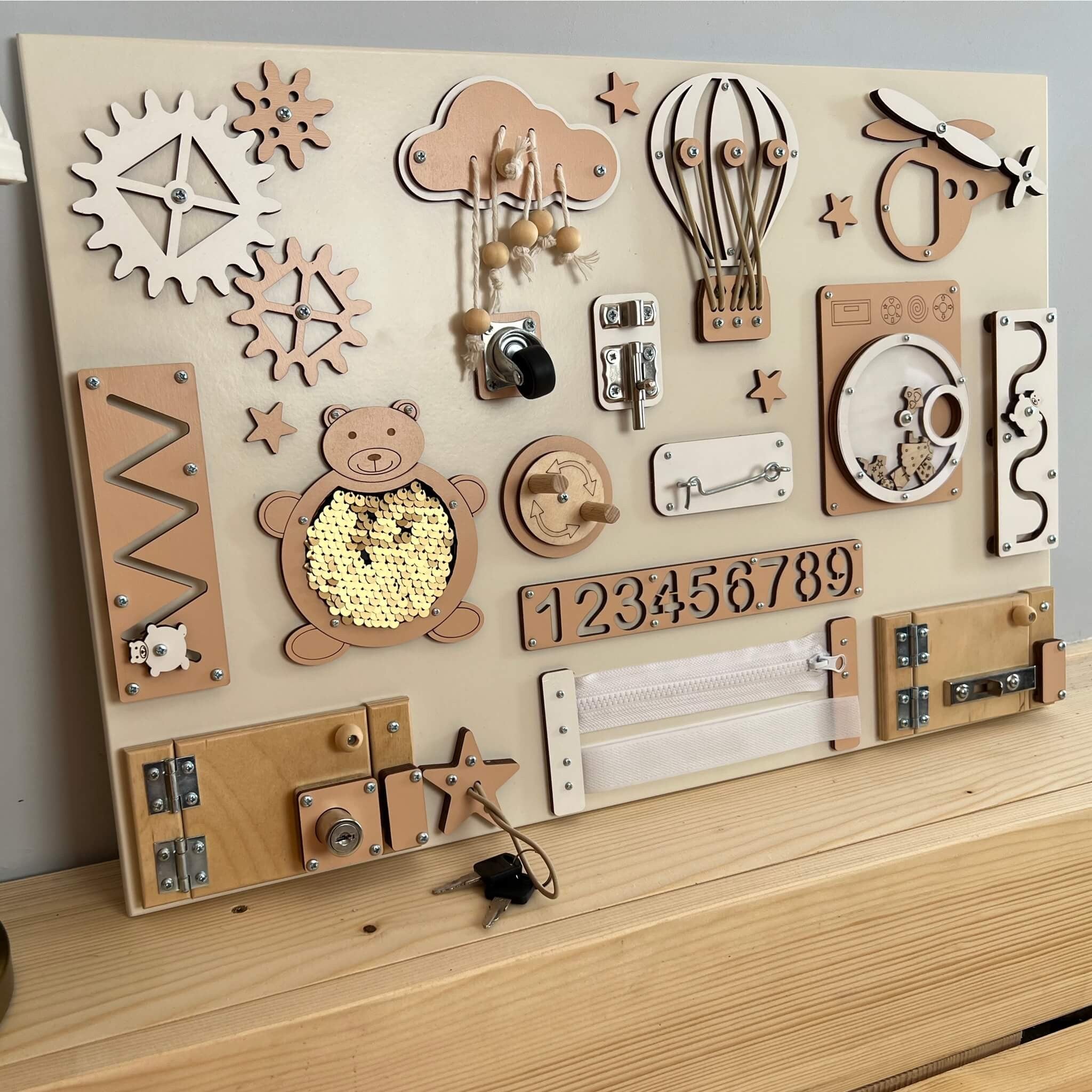 Montessori aktiviteettitaulu lapsille ovilla ja lukoilla (40 x 60 cm)