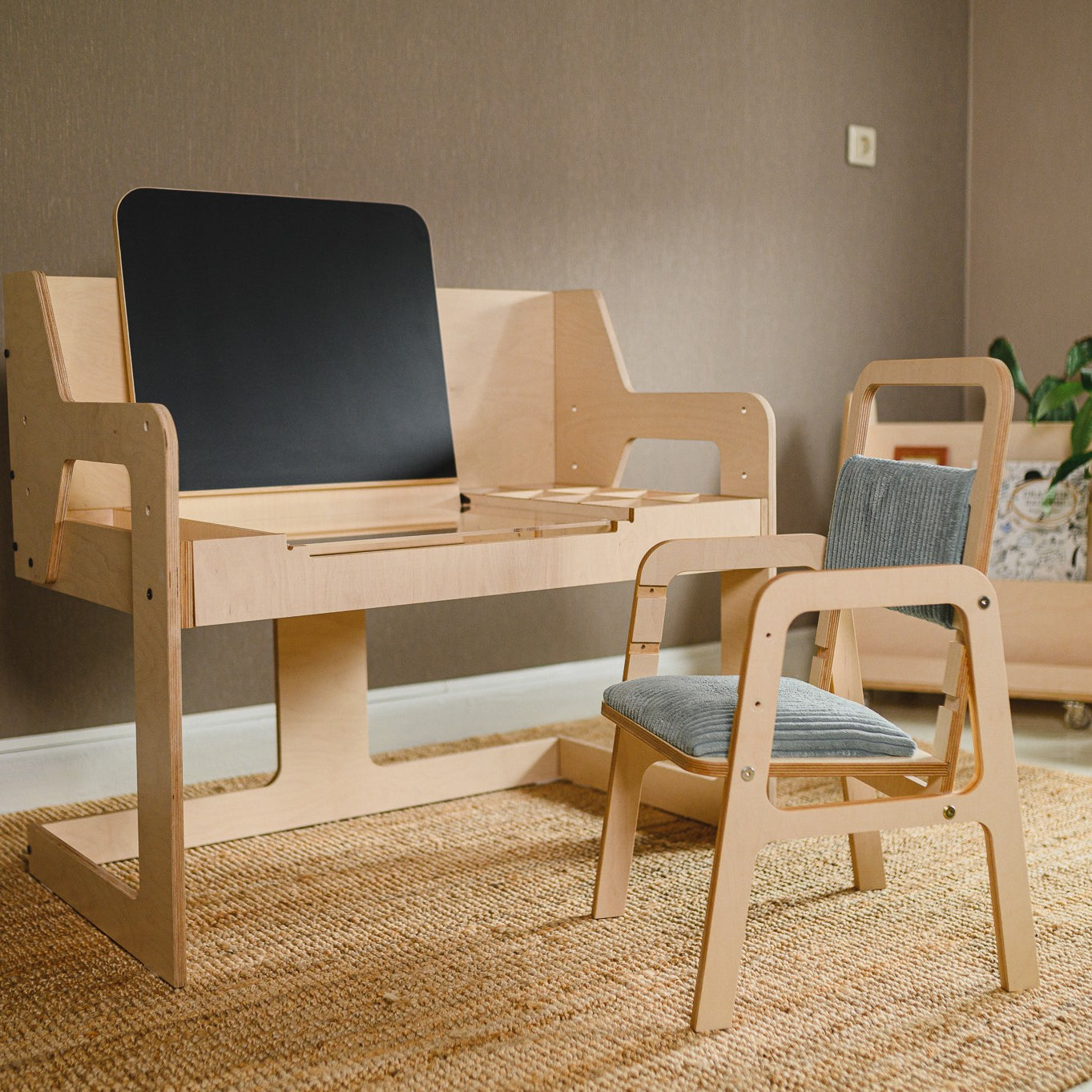 Multisensory Art Table/Desk Luula
