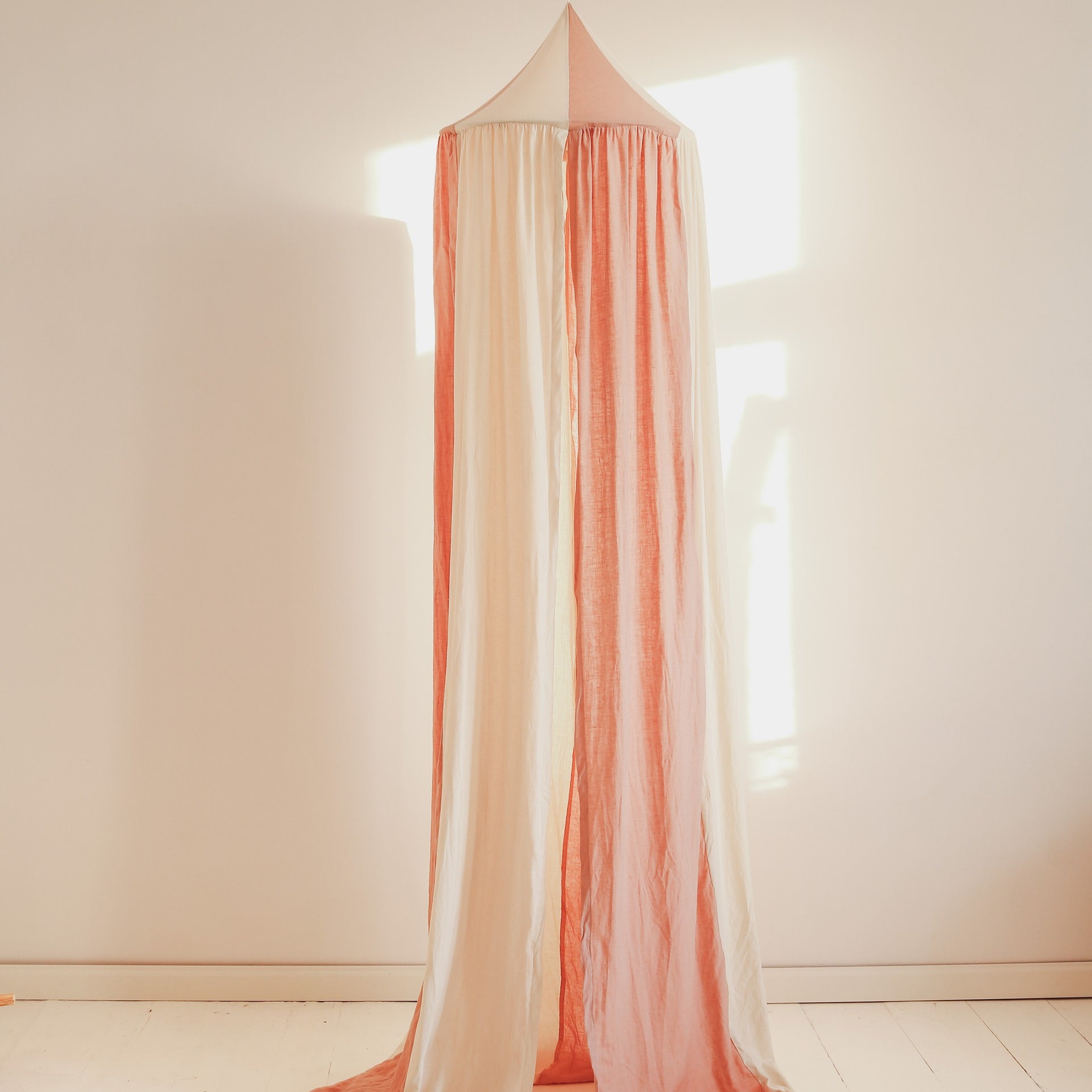 Vaalean roosa lasten vuodekatos – käsintehty ja OEKO-TEX®-sertifioitu sisustuskatos