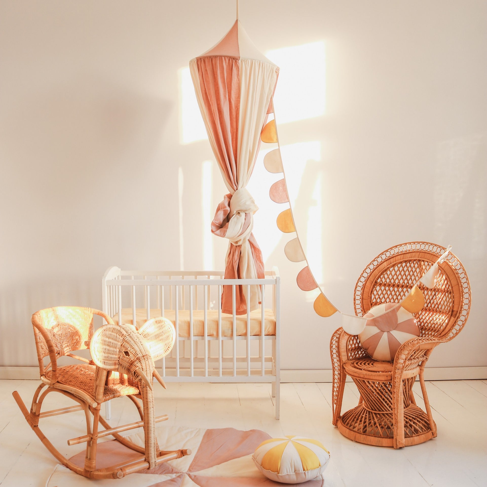 Lasten vuodekatos vaalea roosa, tunnelmallinen katos lastenhuoneen sängyn yllä