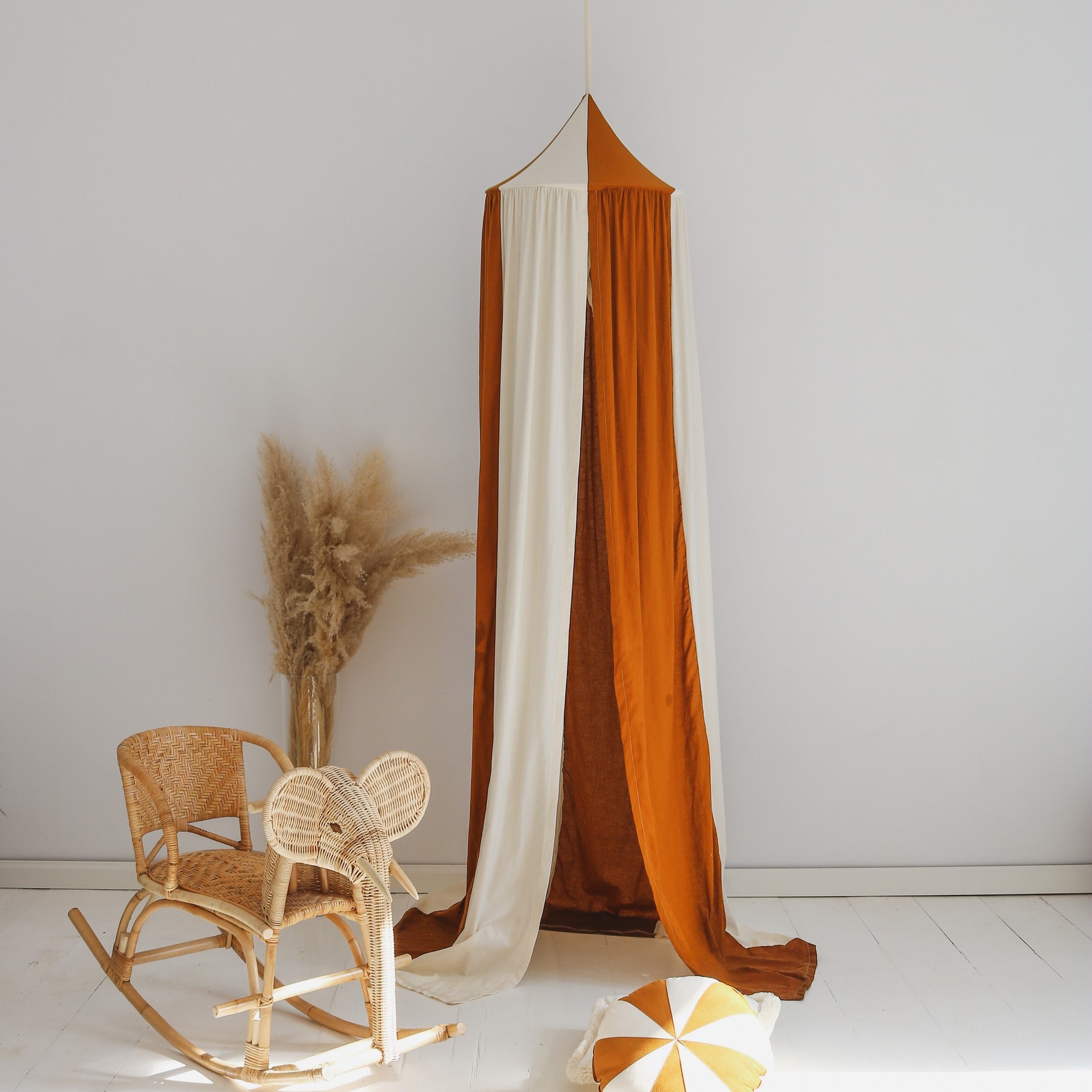 Karamellin ja kerman värinen lasten vuodekatos