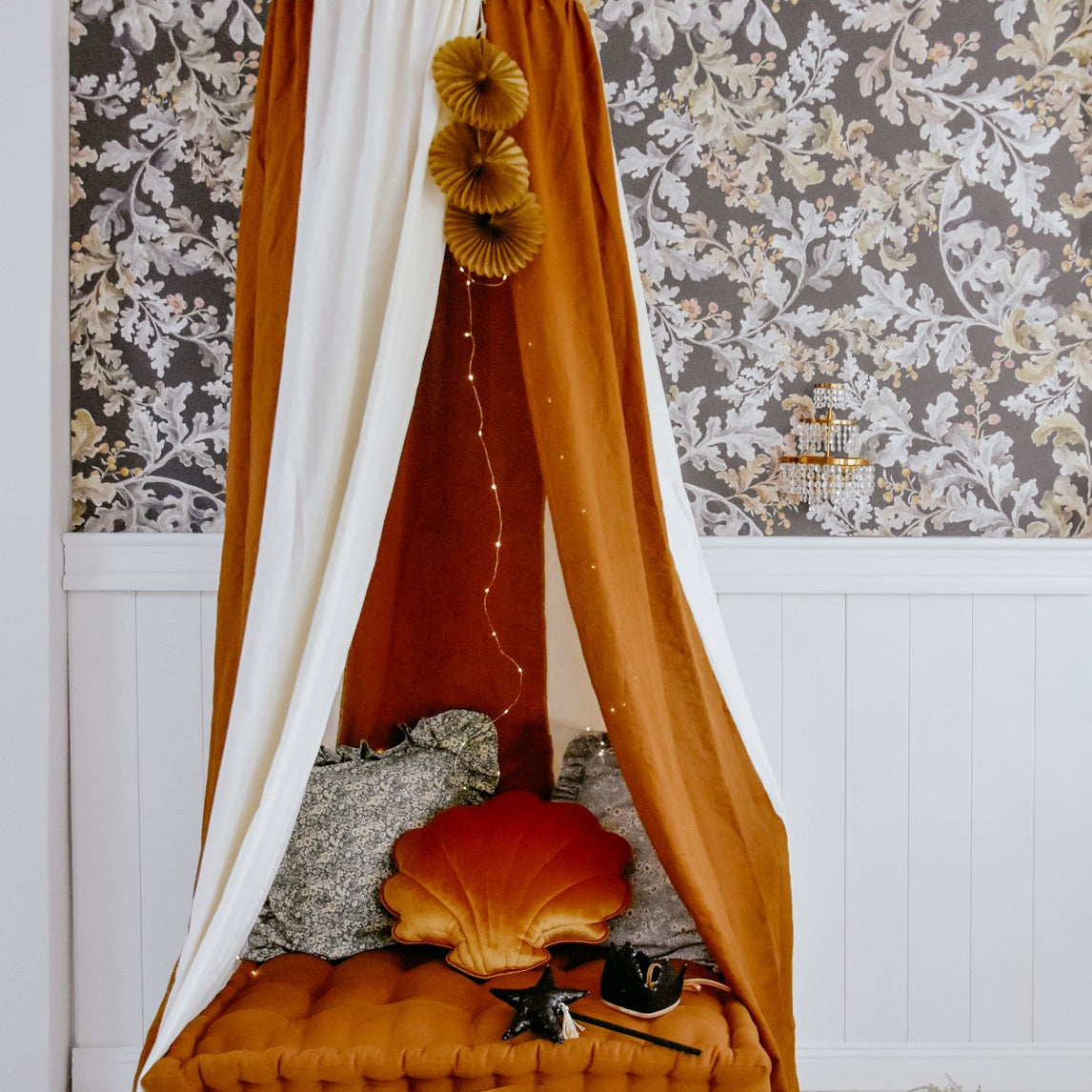 Lasten vuodekatos karamelli ja kerma – käsintehty OEKO-TEX® katos lastenhuoneeseen