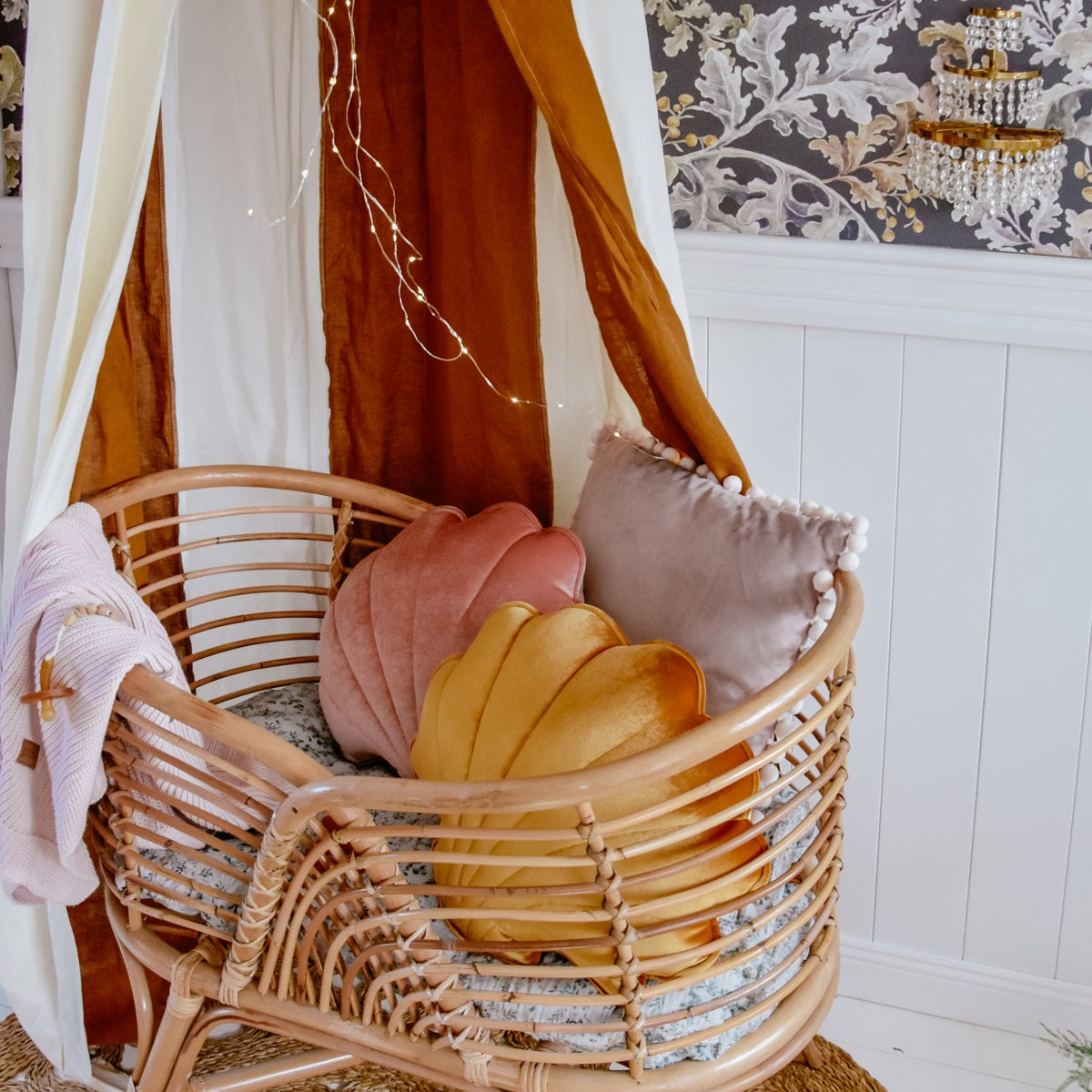 Karamellin ja kerman värinen lasten vuodekatos sängyn yllä lastenhuoneessa