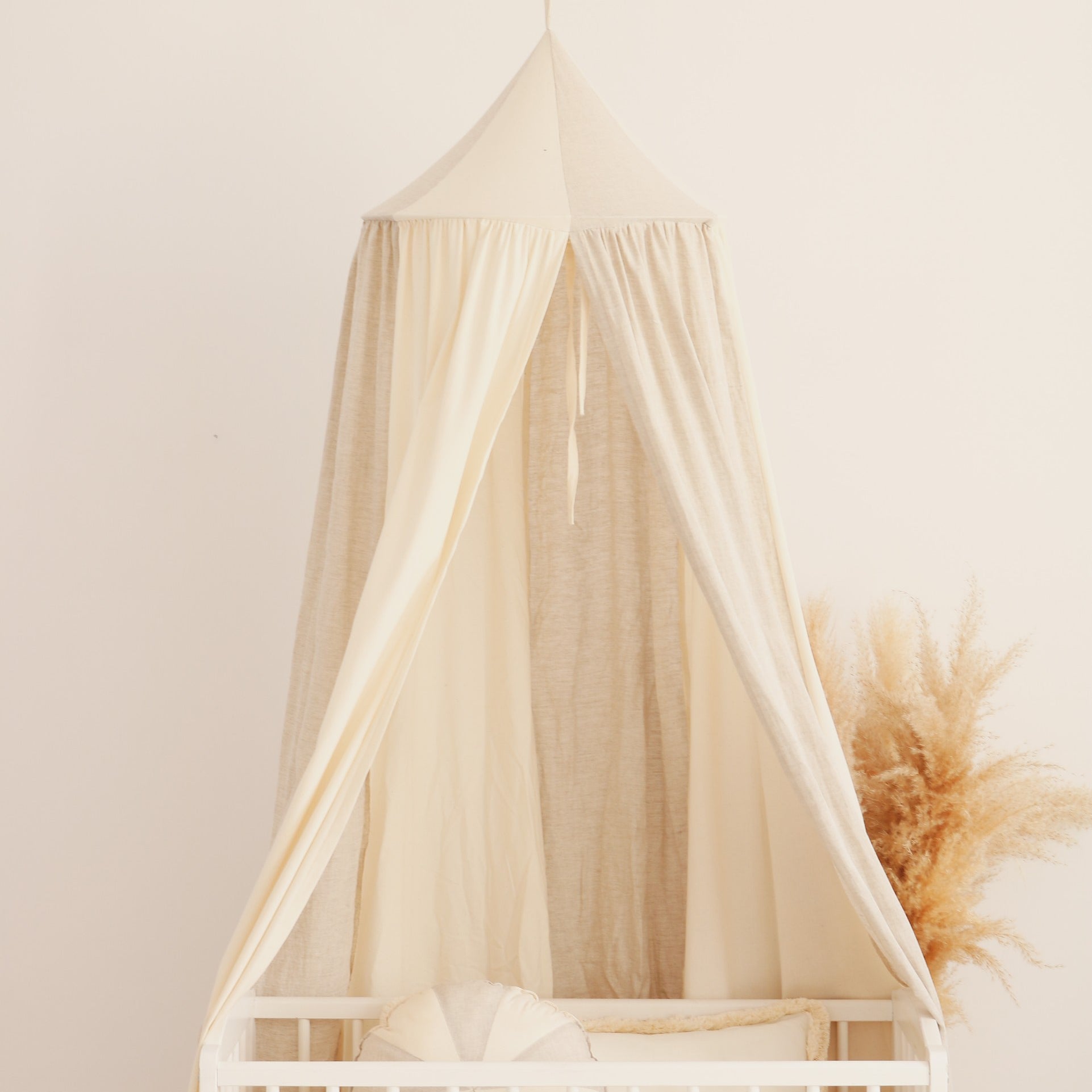 Luonnonvalkoinen lasten vuodekatos - kaunis yksityiskohta lastenhuoneessa