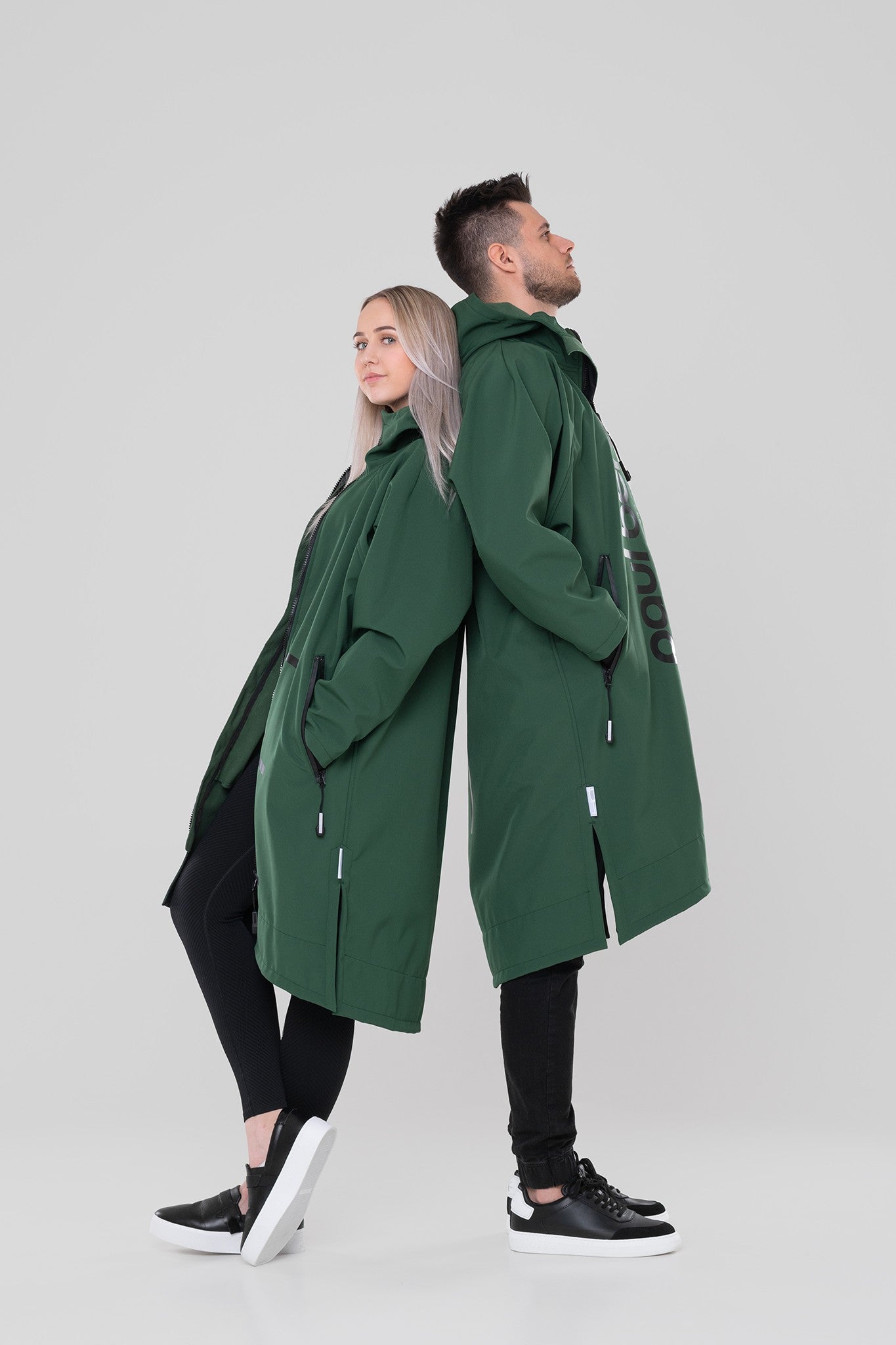 Hengittävä ja vedenhylkivä ulkoilutakki unisex malli. Takin väri on vihreä.