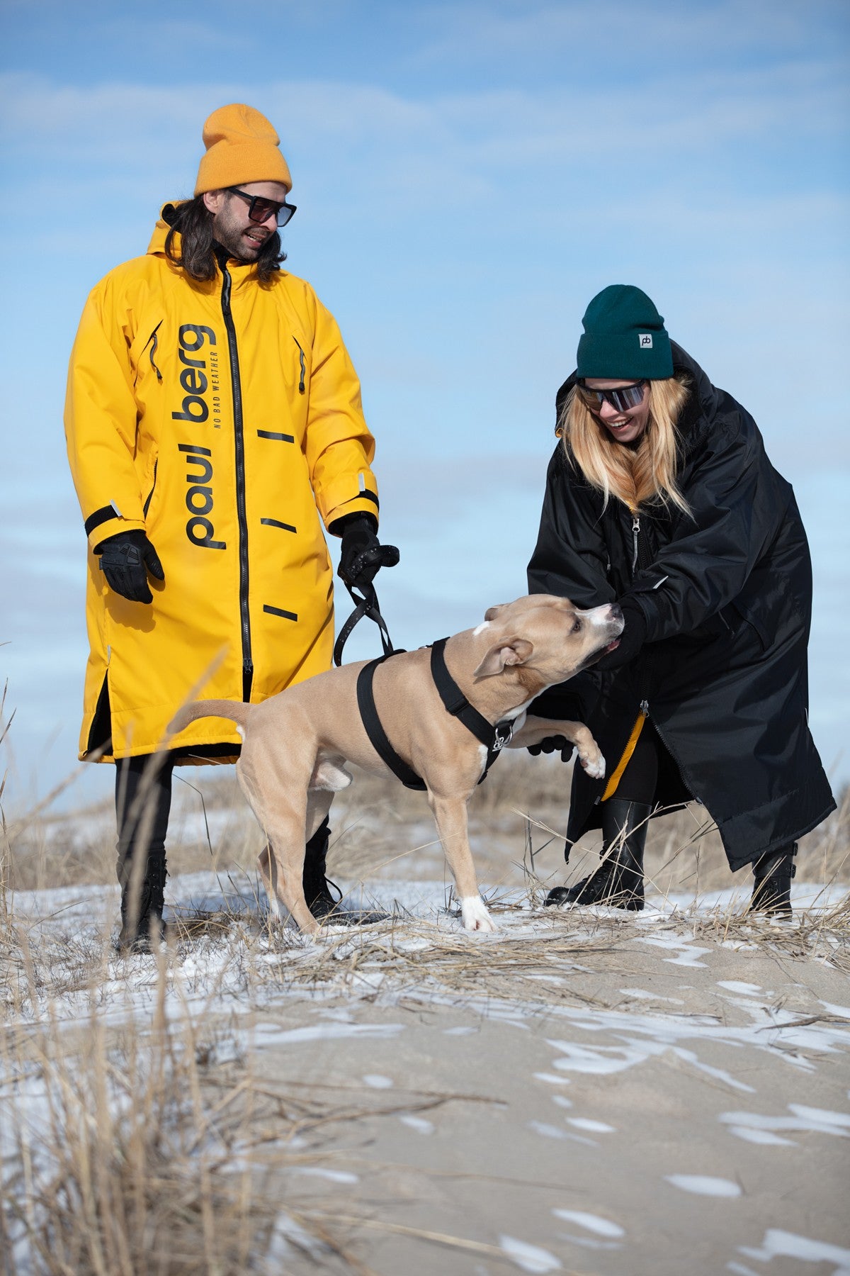 Miehellä ja naisella päällä Paul Nordic ulkoilutakki. Miehellä keltainen ja naisella musta takki.