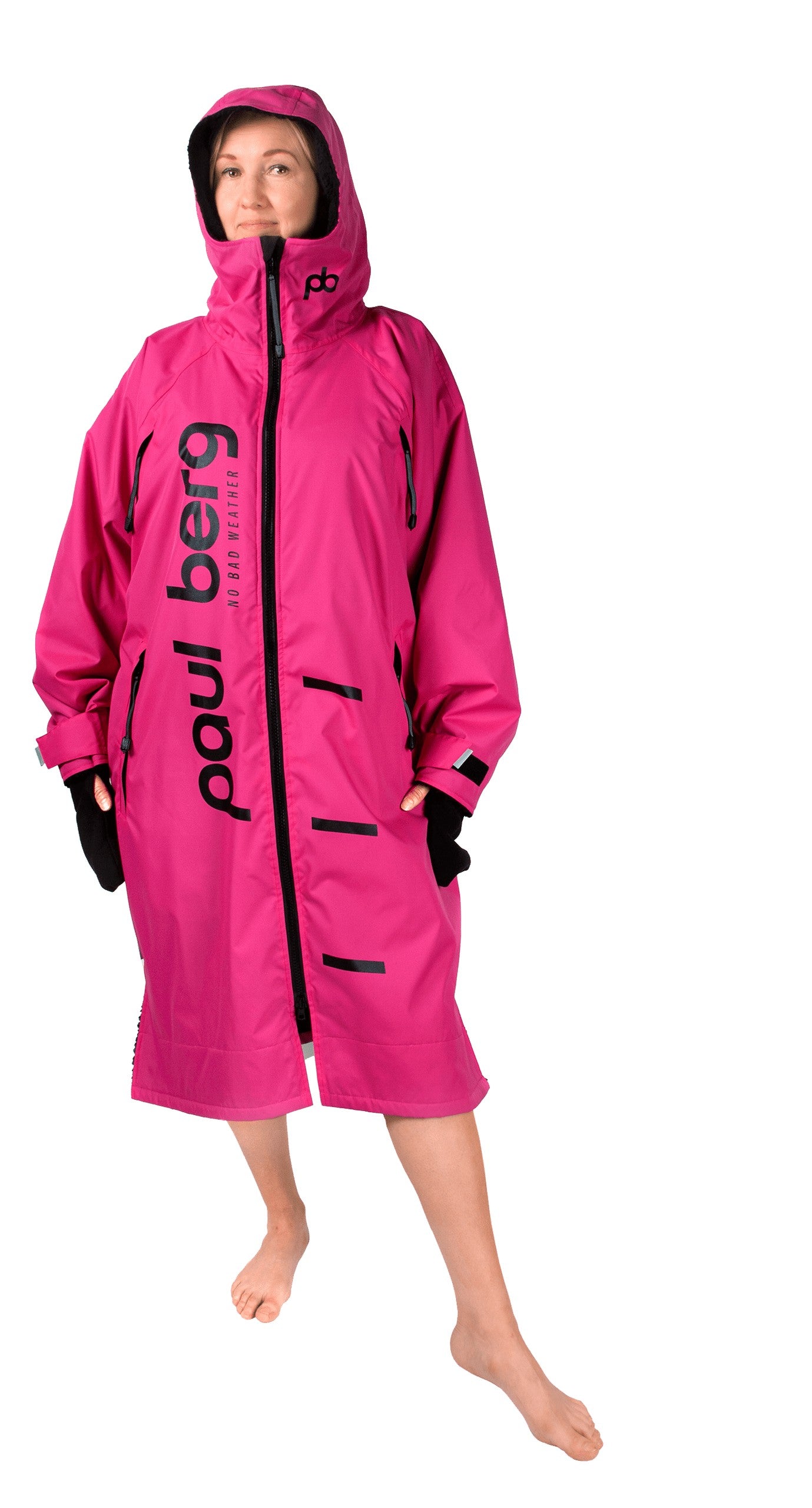 Naisella on päällä monikäyttöinen ulkoilutakki – Paul Nordic Robe. Takin väri on fuksia