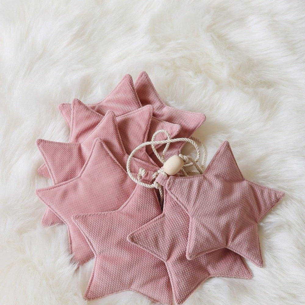 Viirinauha lastenhuoneeseen – vaaleanpunainen tähtikoriste sametista