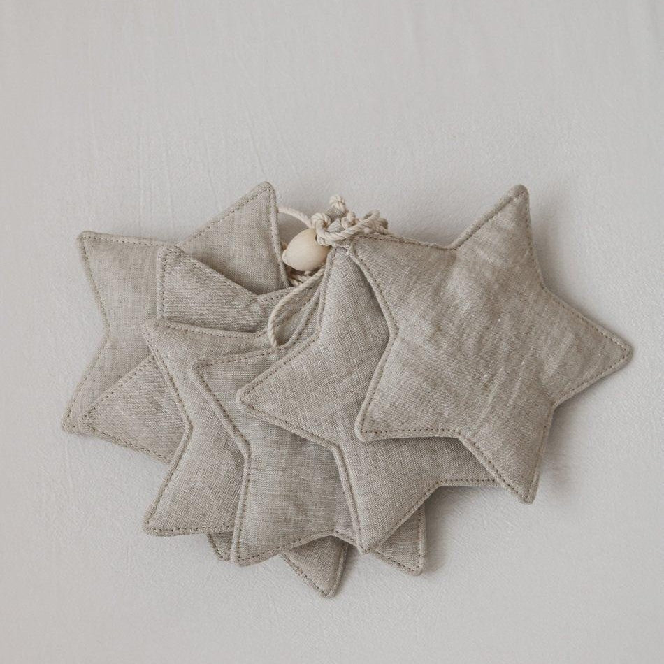 Hiekanvärinen pellavaviiri, jossa kuusi tähden muotoista viiriä. Pituus 3 metriä.