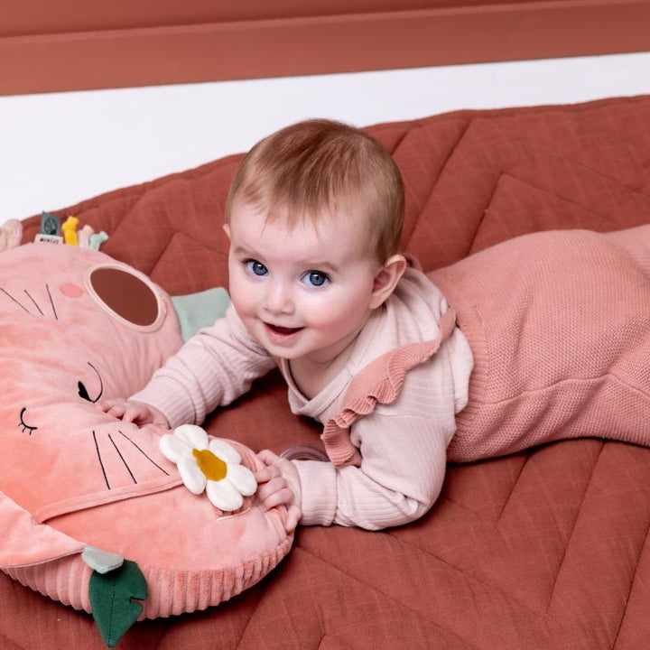 Vauva harjoittelee vatsamakuuta pehmeän Mrs. Cat -vatsamakuu tyynyn päällä