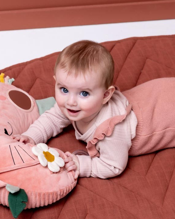 Vauva harjoittelee vatsamakuuta pehmeän Mrs. Cat -vatsamakuu tyynyn päällä