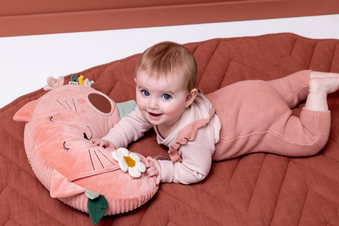 Vauva harjoittelee vatsamakuuta pehmeän Mrs. Cat -vatsamakuu tyynyn päällä
