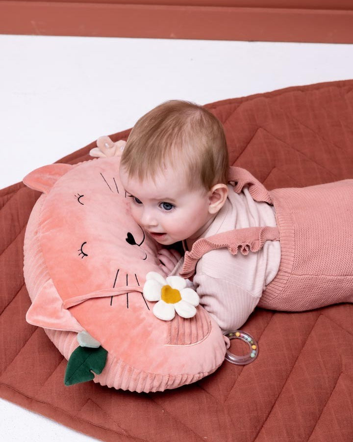 Vauva leikkii ja harjoittelee vatsamakuuta kehittävällä tummy time -tyynyllä