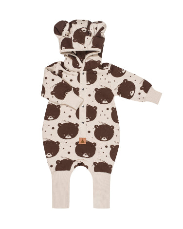Lasten ja vauvojen jumpsuit nallen korvilla. Jumsuitissa lisäksi kaunis nallekuviointi