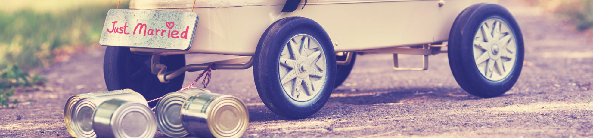 Hääauton tölkit ja sydämet