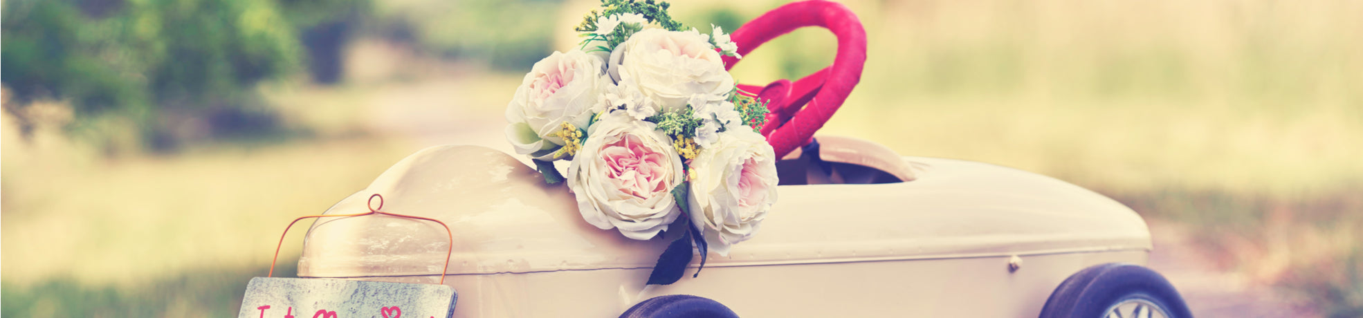 Koristeruusukkeet ja köynnökset hääauton koristeluun