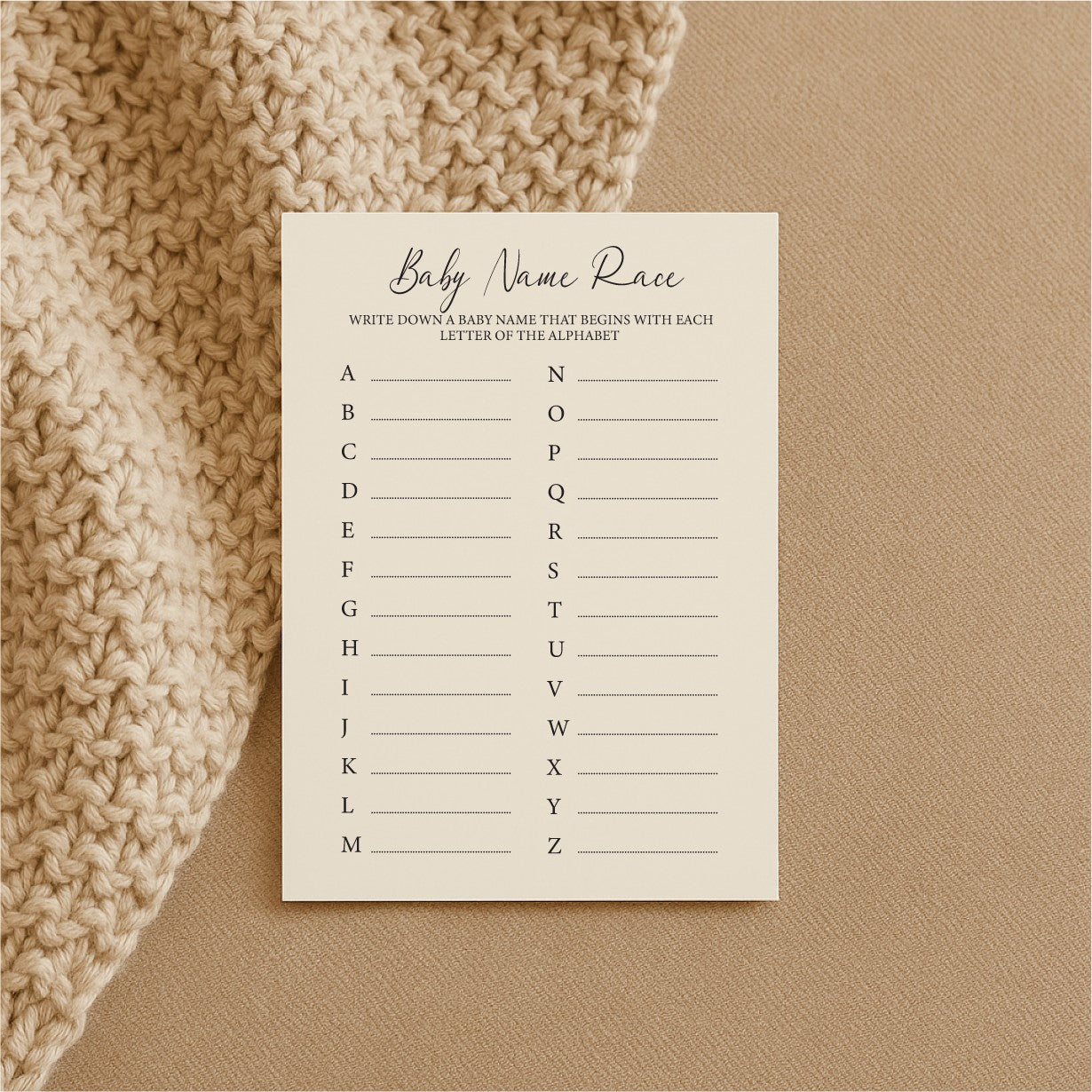 Baby shower -pelikortti vauvannimien aakkoskisaan, tyylikäs A6-kokoinen kortti