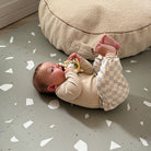 Vauva leikkii vaahtomuovisella palapelimatolla