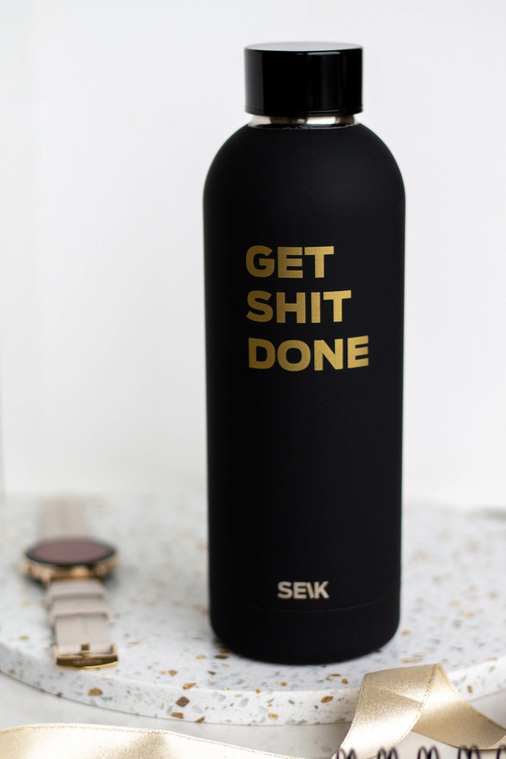 SEIK musta termospullo – Get Shit Done -tekstillä, 500 ml
