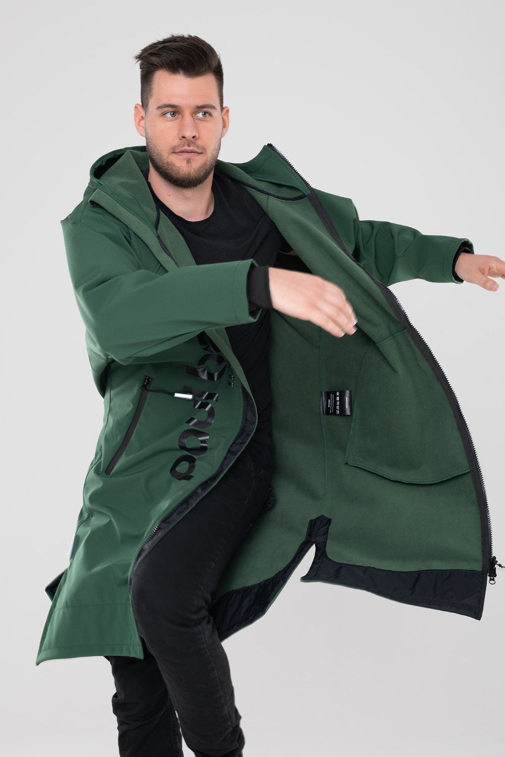 Miehellä päällä kevyt ja hengittävä takki kevääseen ja syksyyn. Takin väri on vihreä.