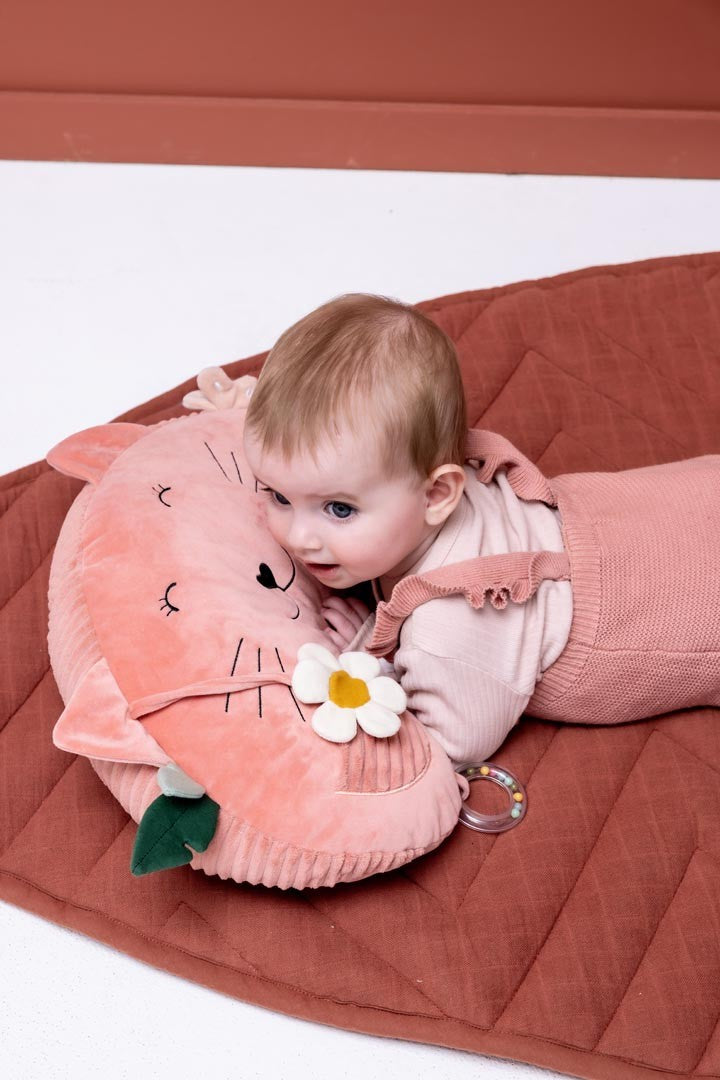 Vauva leikkii ja harjoittelee vatsamakuuta kehittävällä tummy time -tyynyllä